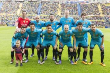 El once inicial del Barcelona. De pie: Claudio Bravo, Mascherano, Arda Turan, Mathieu y Sergi Roberto. Agachados: Messi, Dani Alves, Neymar, Iniesta, Luis Suárez y Jordi Alba.