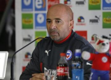 Posterior al empate ante México, Arturo Vidal fue detenido por manejar en estado de ebriedad. Al día siguiente, Jorge Sampaoli tomó la decisión de mantener al volante en la concentración de Chile pese a la gravedad de los hechos. El veredicto en principio fue cuestionado por los medios de comunicación. Sin embargo, a la postre la estadía de Vidal en La Roja fue fundamental en el equipo.