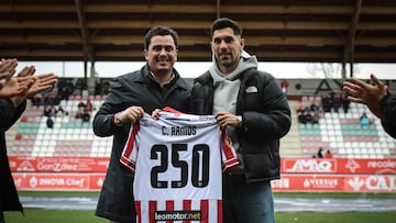 Carlos Ramos, jugador del Zamora, el día que recibió una camiseta de homenaje por cumplir 250 partidos con la camiseta zamorana.