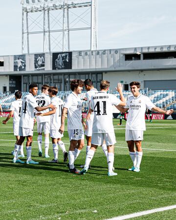 Los jugadores celebran el primer gol, ante el Celtic, sobre el césped del Di Stéfano.