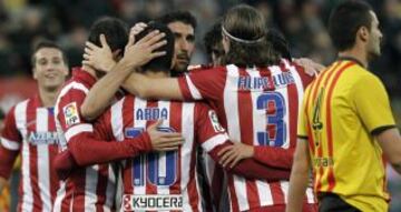 El centrocampista turco del Atlético de Madrid Arda Turan (c, de espaldas) celebra con sus compañeros el gol que ha marcado al Sant Andreu, tercero para el conjunto rojiblanco, durante el partido de ida de los dieciseisavos de final de la Copa del Rey, disputado esta tarde en el estadio Nacís Sala de Barcelona.