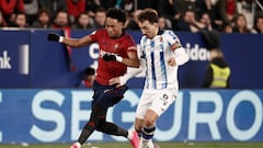 PAMPLONA, 17/01/2023.- Mojica pelea un balón con Oyarzabal, de la Real Sociedad, durante el partido de los octavos de final de la Copa. EFE/Jesús Diges