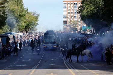 El autobús del Real Madrid a su llegada al estadio antes del partido de la décima jornada de LaLiga que Real Madrid y FC Barcelona.