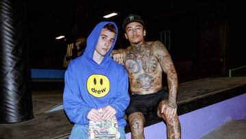 El cantante Justin Bieber (con sudadera Drew) y el skater Nyjah Huston (sin camiseta) sentados en uno de los módulos del skatepark privado de este último tras compartir una sesión de skateboarding que publicaron en Instagram y YouTube