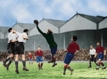 09/12/1931 Ricardo Zamora con la selecci¨®n Espa?ola en un partido amistoso contra Inglaterra despejando un bal¨®n