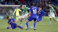 &Uuml;nal, Arambarri y &Oacute;scar Rodr&iacute;guez disputan un bal&oacute;n con Canales en el &uacute;ltimo partido que el Getafe jug&oacute; en el Coliseum contra el Betis.