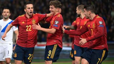 Spain's forward Pablo Sarabia (1st-L) celebrates after scoring a penalty during the FIFA World Cup Qatar 2022 qualification football match between Greece and Spain at the OAKA Spiros Louis stadium in Athens on November 11, 2021. (Photo by ARIS MESSIN