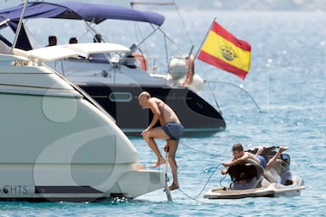Zidane: Real Madrid coach and his family enjoy the sun in Ibiza