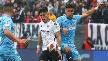 El jugador de Colo Colo, Carlos Palacios, disputa el balón contra Fabián Hormazábal de O'Higgins durante el partido de Primera División disputado en el estadio Monumental.