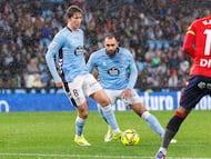 Fer López conduce el balón durante el partido disputado ante Osasuna en Balaídos.