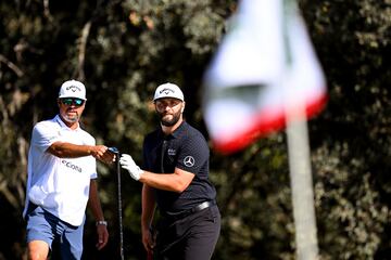 El español Jon Rahm juega desde un búnker en el cuarto hoyo.