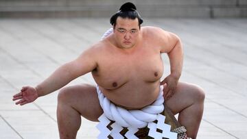 El nuevo &quot;Yokozuna&quot; Kisenosato en una ceremonia en Tokio.