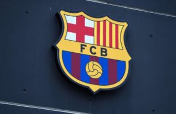 El F.C. Barcelona cuenta con la bandera catalana en su escudo, que incluye la Creu de Sant Jordi en la parte superior del mismo. En las últimas fechas, ha sido foco de polémica, pues en territorios musulmanes, los productos oficiales del club sólo aparecen con una franja roja vertical para evitar alusiones a otras prácticas religiosas.