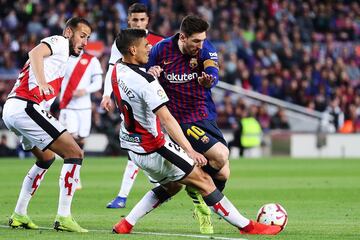 El jugador del Barcelona Messi ante el jugador del Rayo Vallecano Velázquez. 
 