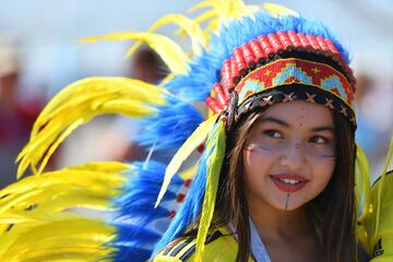 Una joven aficionada colombiana se disfraza con los colores de su selección.