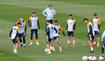 Diego Aguado, entre Brahim y Asencio, en el rondo del ltimo entrenamiento previo al Legans.