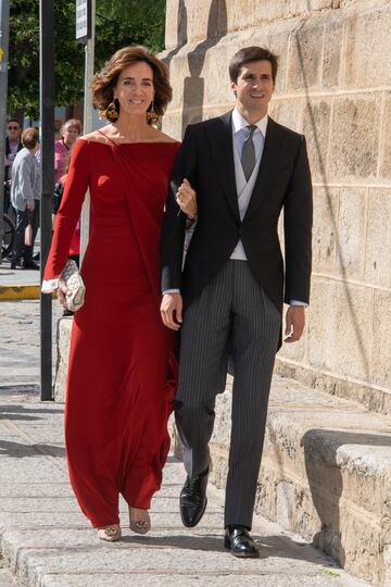 Guillermo Comenge, el novio,  llega con su madre a la iglesia.