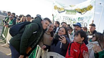 Un centenar de seguidores del Elche despide al equipo antes de viajar a Sevilla