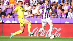 VALLADOLID, SPAIN - AUGUST 13: Toni Villa of Real Valladolid runs with the ball whilst under pressure from Yeremi Pino of Villarreal CF during the LaLiga Santander match between Real Valladolid CF and Villarreal CF at Estadio Municipal Jose Zorrilla on August 13, 2022 in Valladolid, Spain. (Photo by Juan Manuel Serrano Arce/Getty Images)