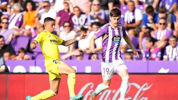 VALLADOLID, SPAIN - AUGUST 13: Toni Villa of Real Valladolid runs with the ball whilst under pressure from Yeremi Pino of Villarreal CF during the LaLiga Santander match between Real Valladolid CF and Villarreal CF at Estadio Municipal Jose Zorrilla on August 13, 2022 in Valladolid, Spain. (Photo by Juan Manuel Serrano Arce/Getty Images)