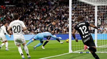Diego García, atento en el segundo palo, le llega el balón tras un disparo y anota a placer. El jugador pepinero esta en posición correcta, Fran García rompe el fuera de juego.