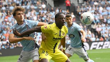 Celta Vigo's Spanish defender #32 Javier Rodriguez fights for the ball with Villarreal's Cameroonian forward #29 Karl Etta Eyong during the Spanish league football match between RC Celta de Vigo and Villarreal CF at the Balaidos stadium in Vigo, on August 31, 2025. (Photo by Miguel RIOPA / AFP)