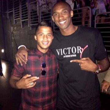 Giovani Dos Santos con Kobe Bryant.