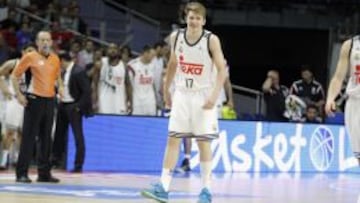 Luka Doncic, el jugador m&aacute;s joven en debutar con el Real Madrid, durante el encuentro contra el Unicaja de M&aacute;laga.