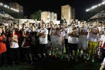 Afición y jugadores celebran sobre el terreno de juego la vuelta del Rayo Vallecano a Primera División.