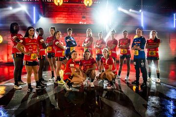 El artista venezolano es el compositor de &LaLaGol*, la canci車n del Campeonato del Mundo de Balonmano Femenino 2021 y en cuyo videoclip aparecen las Guerreras.