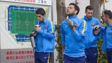 Alves y varios jugadores del Barcelona, en Japón.