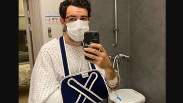 Iago Garay en bata de hospital, en Lyon (Francia), en octubre del 2020. Haciéndose una foto con el codo roto con un yeso, mascarilla por coronavirus y la cuenca del ojo fracturada.