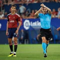 Asombro y enfado de Medina Cantalejo con el penaltito en El Sadar