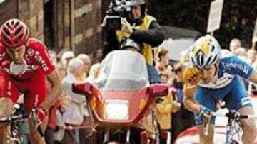 <b>EL MURO DE HUY.</B> Igor Astarloa, a la izquierda, y Aitor Osa hacen el último esfuerzo en la Flecha Valona.