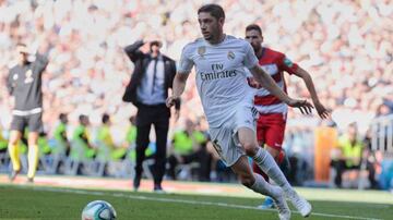 Fede Valverde in action against Granada as Zidane looks on.