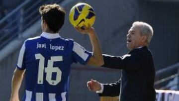 El t&eacute;cnico del Espanyol da instrucciones a uno de los jugadores durante el partido ante el Granada. 
