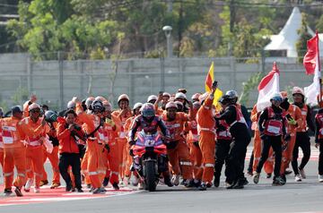 Jorge Martín celebra, junto a los comisarios de carrera, su victoria en la carrera del GP de Indonesia.