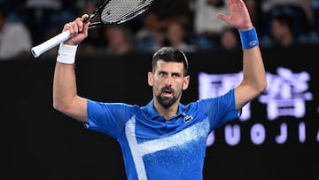 Novak Djokovic celebra un punto contra Carlos Alcaraz en el Open de Australia.