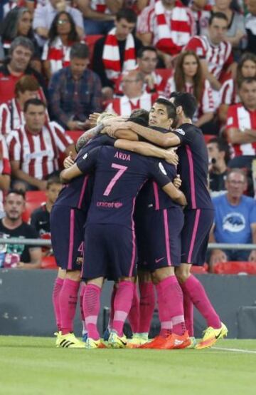 Los jugadores del F. C. Barcelona celebran el primer gol del equipo blaugrana