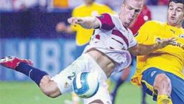 <b>APOYO. </b>La plantilla sevillista dio ánimos a Darío Silva.