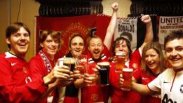 Los supporters del Manchester United posan para AS en su rincón del pub James Joyce.
