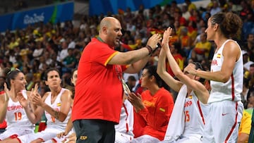 Spain's head coach Lucas Mondelo (L) celebrates with Spain's point guard Laia Palau (R) and Spain's guard Anna Cruz in the last minute of a Women's semifinal basketball match between Spain and Serbia at the Carioca Arena 1 in Rio de Janeiro on August 18, 2016 during the Rio 2016 Olympic Games. / AFP PHOTO / Andrej ISAKOVIC