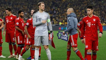 James Rodr&iacute;guez y sus compa&ntilde;eros del Bayern M&uacute;nich en el partido ante AEK Atenas por Champions League