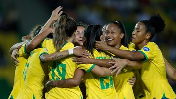 AMDEP3092. ARMENIA (COLOMBIA), 09/07/2022.- Jugadoras de Brasil celebra un gol de Adriana ante Argentina hoy, en un partido del grupo B de la Copa América Femenina en el estadio Centenario en Armenia (Colombia). EFE/Ernesto Guzmán Jr.