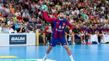 Pol Valera dirigiendo el juego del Barça en Hannover.