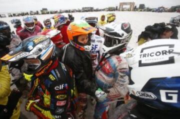 La piloto Laia Sanz Pla-Giribert de Honda habla con un grupo de pilotos habla sobre las condiciones meteorológicas previo al inicio hoy, lunes 12 de enero de 2015, de la octava etapa del rally Dakar 2015 entre Uyuni e Iquique (Chile), en el salar de Uyuni (Bolivia).