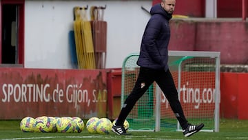 10/03/23  ENTRENAMIENTO SPORTING DE GIJON 

 RAMIREZ JUNTO A UNOS BALONES