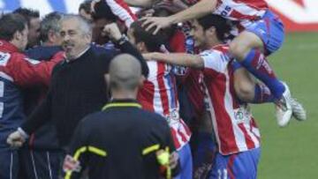 <b>PIÑA. </b>Los jugadores del Sporting, con Preciado también exultante, celebran el segundo gol.
