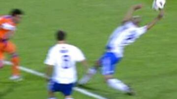 <b>26'. </b>Clara mano de Diogo dentro del área. Penalti no señalado.