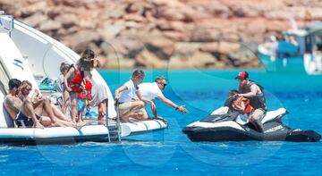 Messi, Luis Suárez y Cesc en sus vacaciones familiares en Ibiza.
 